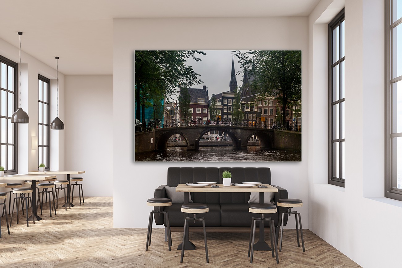 ​Prachtige foto van Amsterdam met de gracht op de voorgrond en Amsterdamse huizen op de achtergrond van Vladimir Kostka met als titel Amsterdam bridge op textieldoek. 