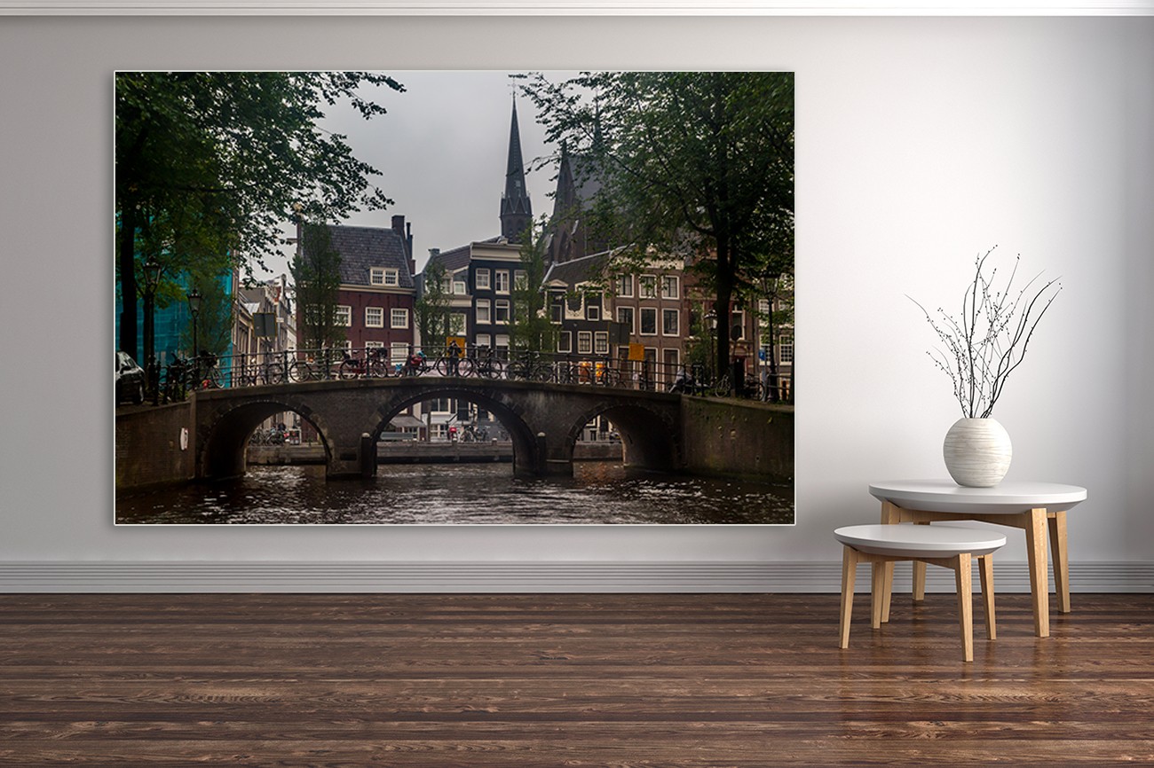 ​Prachtige foto van Amsterdam met de gracht op de voorgrond en Amsterdamse huizen op de achtergrond van Vladimir Kostka met als titel Amsterdam bridge op textieldoek. 