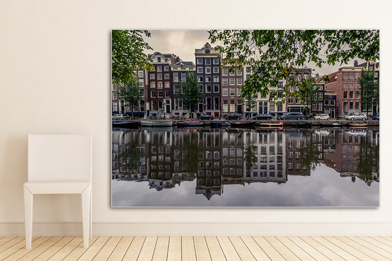 Aparte Amsterdamse huizen met voor de huizen de gracht met kleine bootjes van Vladimir Kostka met als titel Amsterdam Reflections op textieldoek.