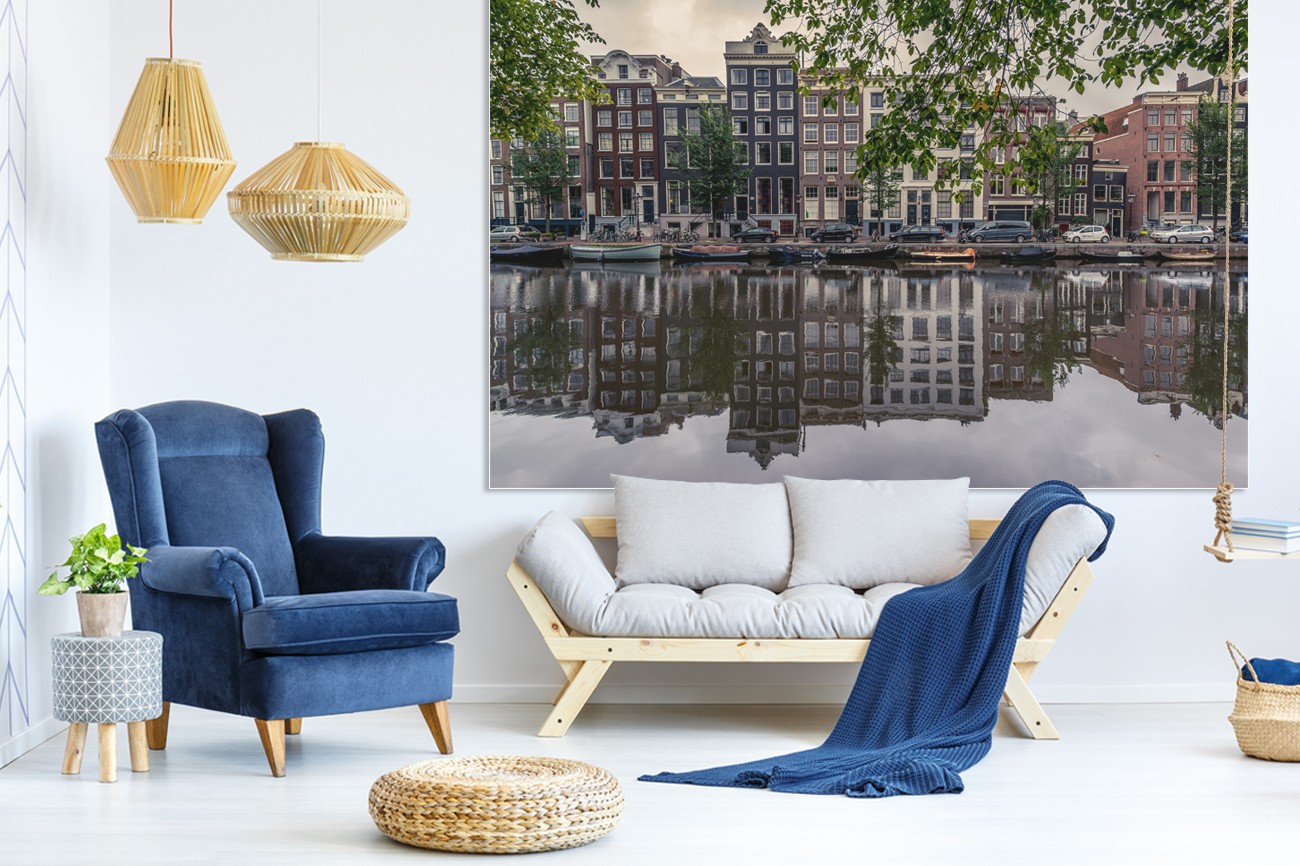 Aparte Amsterdamse huizen met voor de huizen de gracht met kleine bootjes van Vladimir Kostka met als titel Amsterdam Reflections op textieldoek.