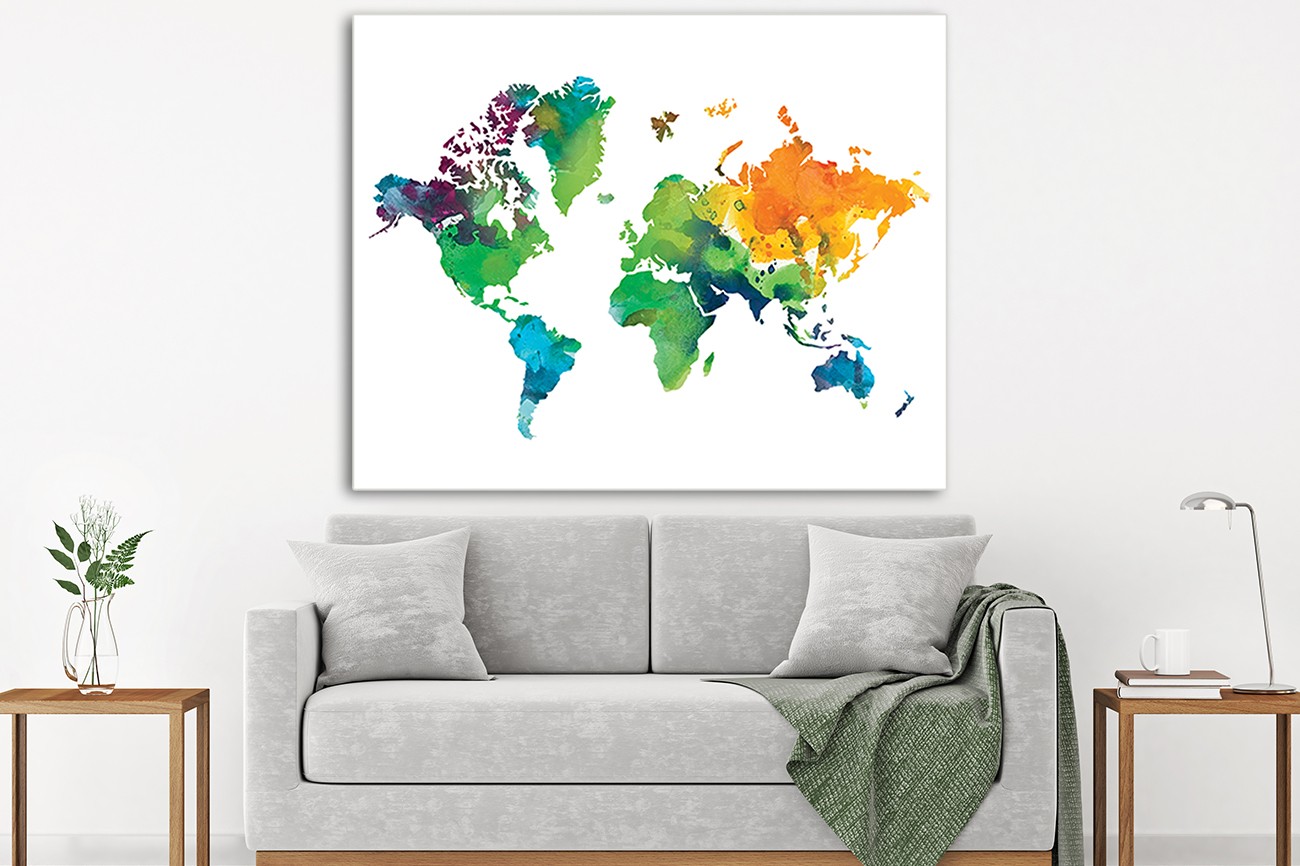 ​Schilderij van de wereld in verschillende kleuren op een witte achtergrond van Victoria Brown met als titel Watercolor map I op textieldoek