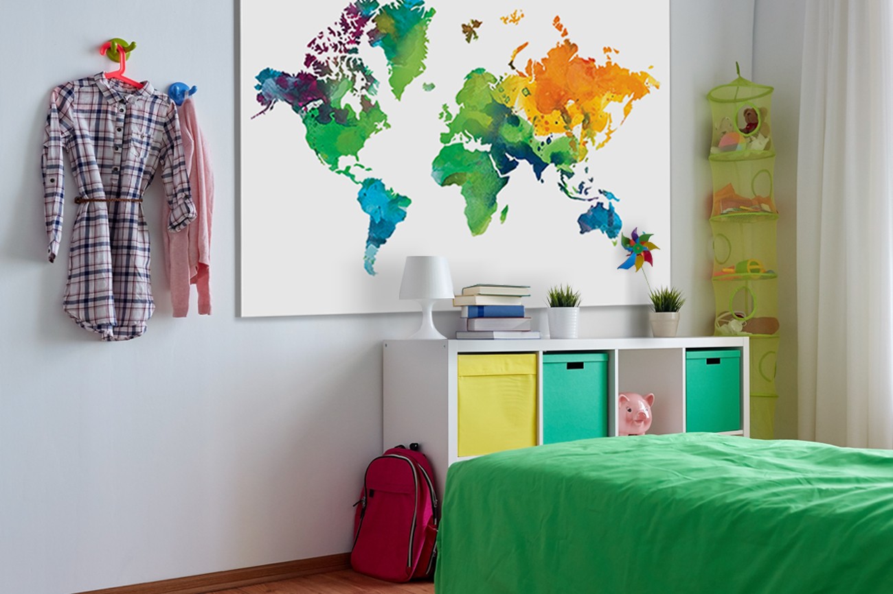 ​Schilderij van de wereld in verschillende kleuren op een witte achtergrond van Victoria Brown met als titel Watercolor map I op textieldoek