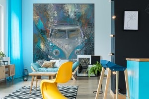 Busje in het wit met blauw op een donkere achtergrond met verschillende kleuren er in gemengd van Mizo met als titel Blue bully op textieldoek.