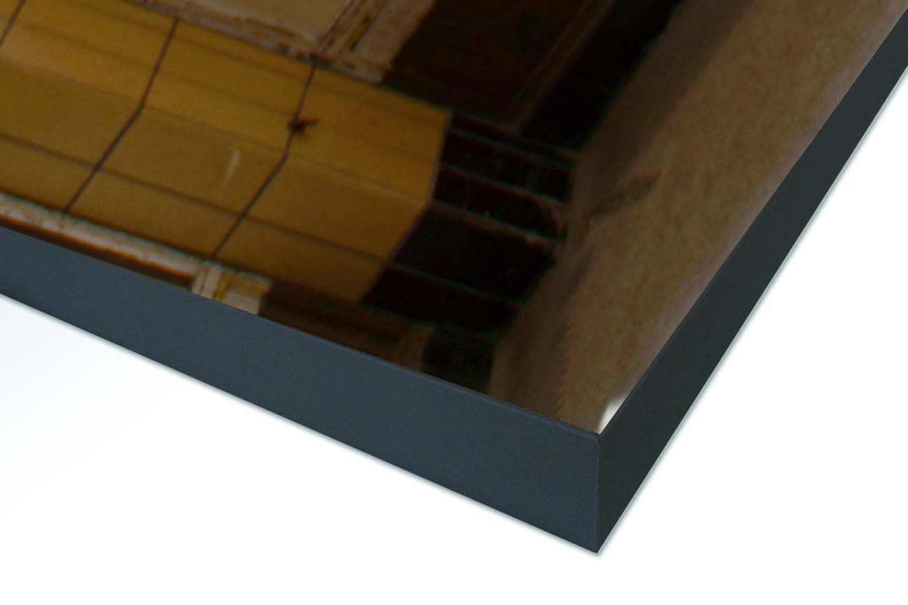 Close up textieldoek gemonteerd in frame zwart