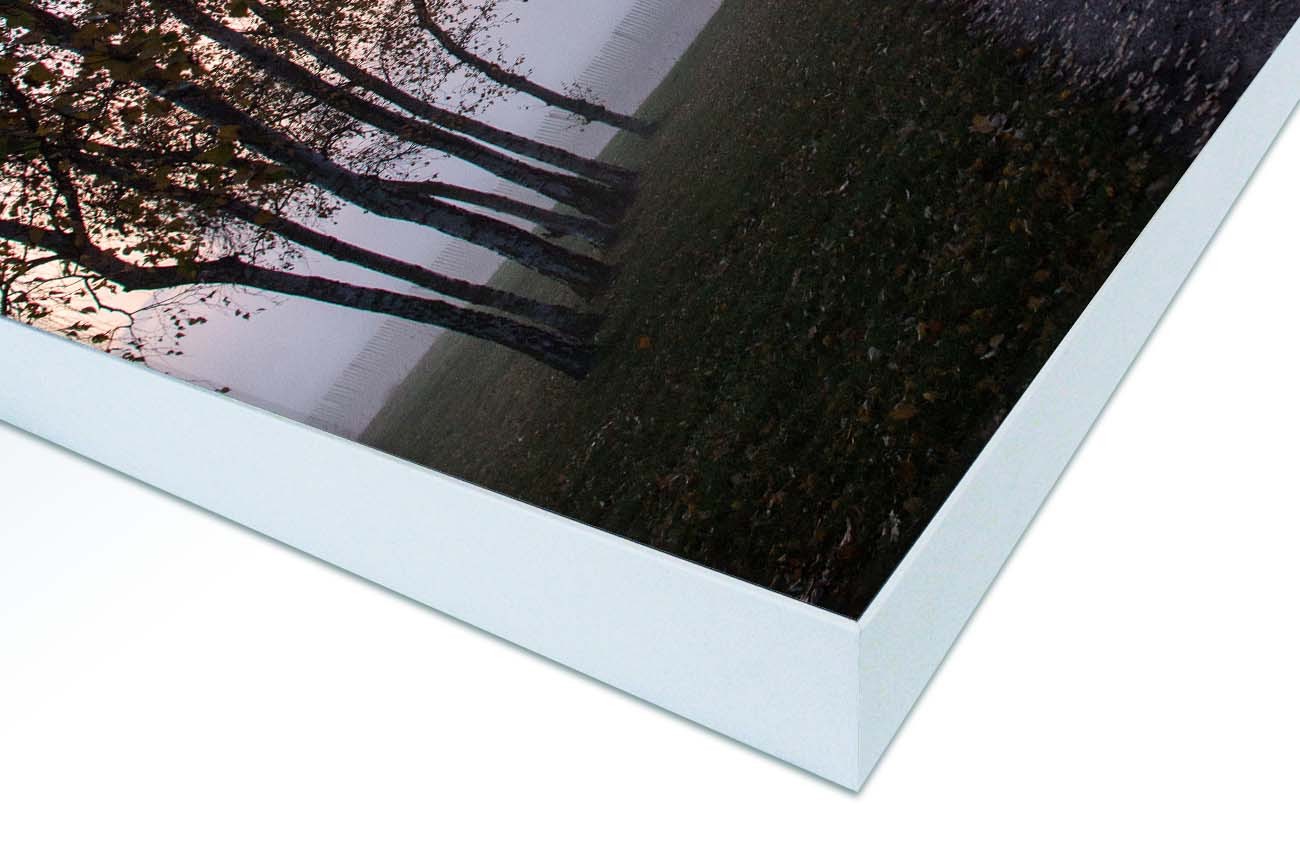 Close up textieldoek gemonteerd in frame wit