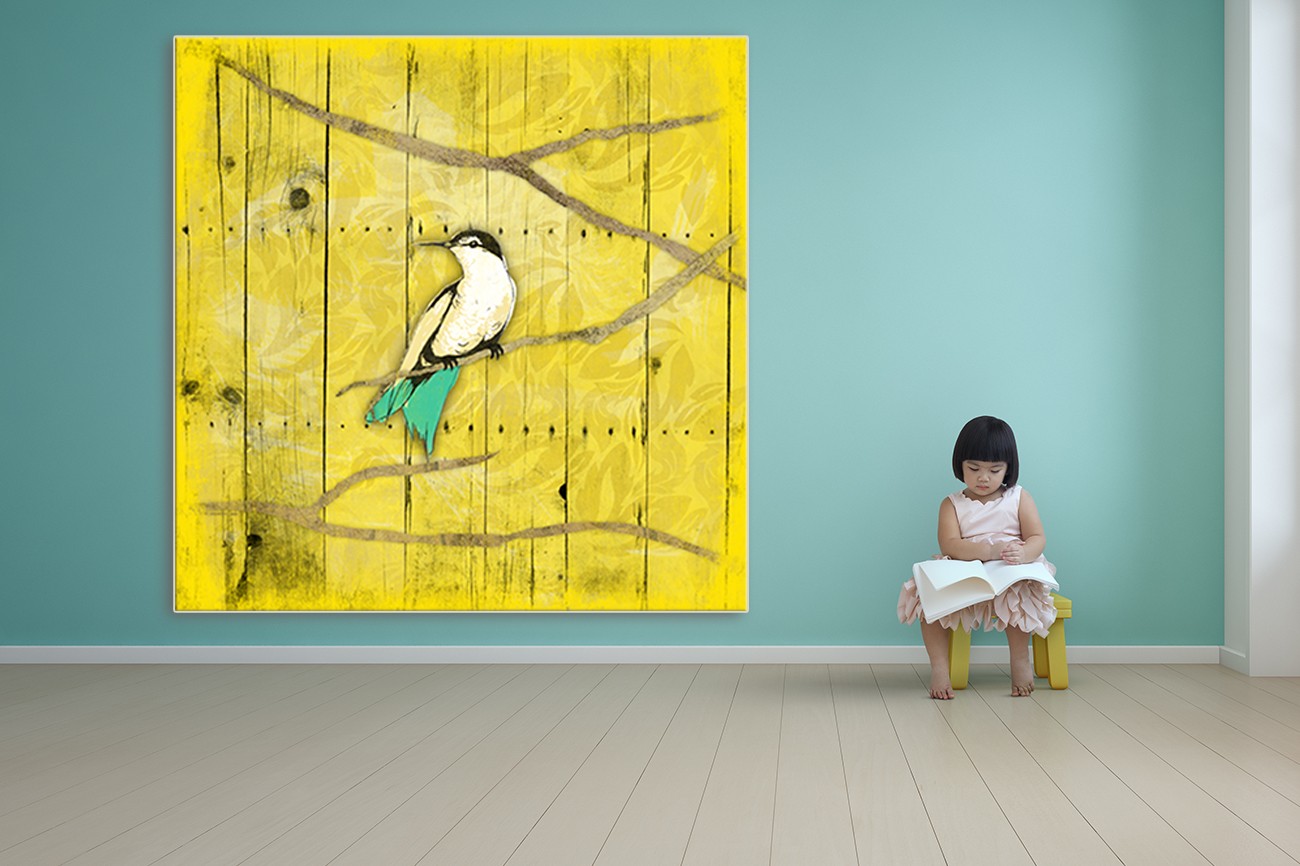 ​Duidelijk schilderij van een vogel met een gele achtergrond van Jace Grey met als titel Hue bird yellow I op textieldoek.