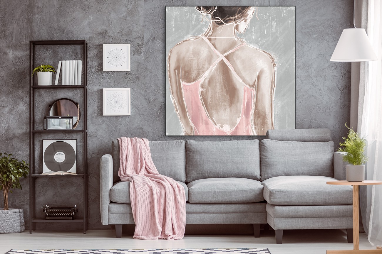 Geschilderde vrouw in een roze pakje van Cynthia Alvarez met als titel Out in pink I op textieldoek