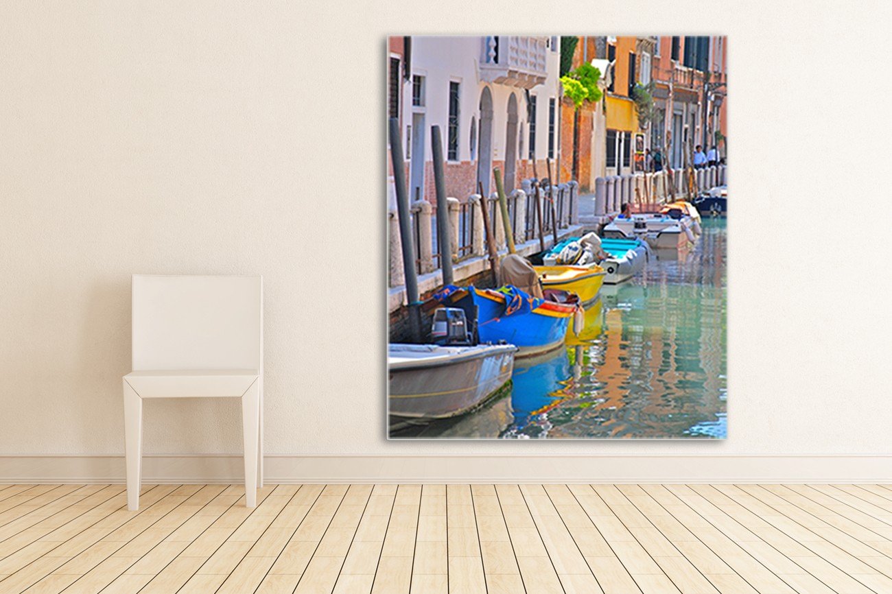 Plaatje uit venetië met veel verschillende kleuren van Pam Varacek met als titel Venice canal op textieldoek