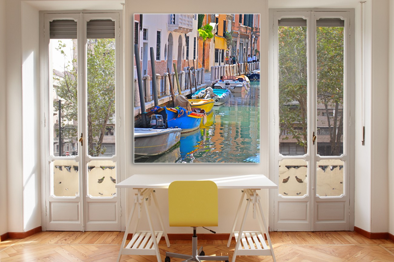 Plaatje uit venetië met veel verschillende kleuren van Pam Varacek met als titel Venice canal op textieldoek