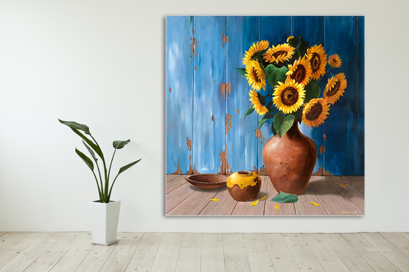 Prachtige zonnebloemen in een vaas van Karin v.d. Valk met als titel Aged wood and sunflowers op textieldoek.