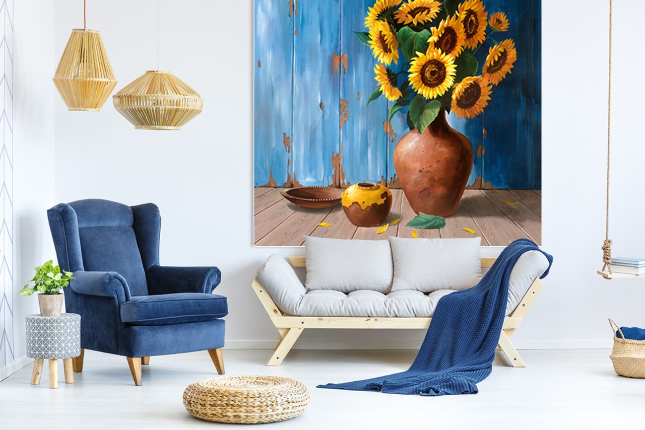 Prachtige zonnebloemen in een vaas van Karin v.d. Valk met als titel Aged wood and sunflowers op textieldoek.