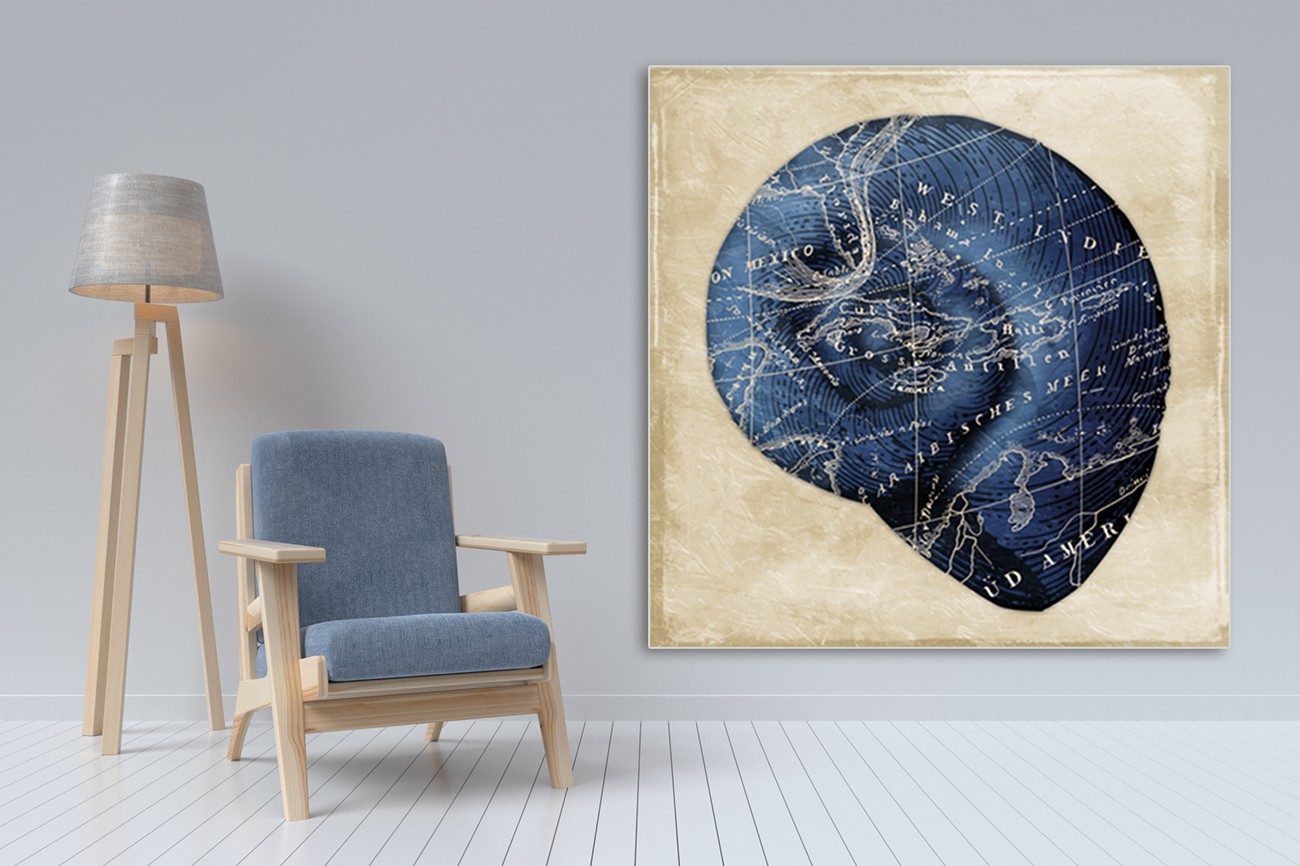 Donker blauwe ronde schelp met lichte achtergrond van Jace Grey met als titel Map indigo shell I op textieldoek.