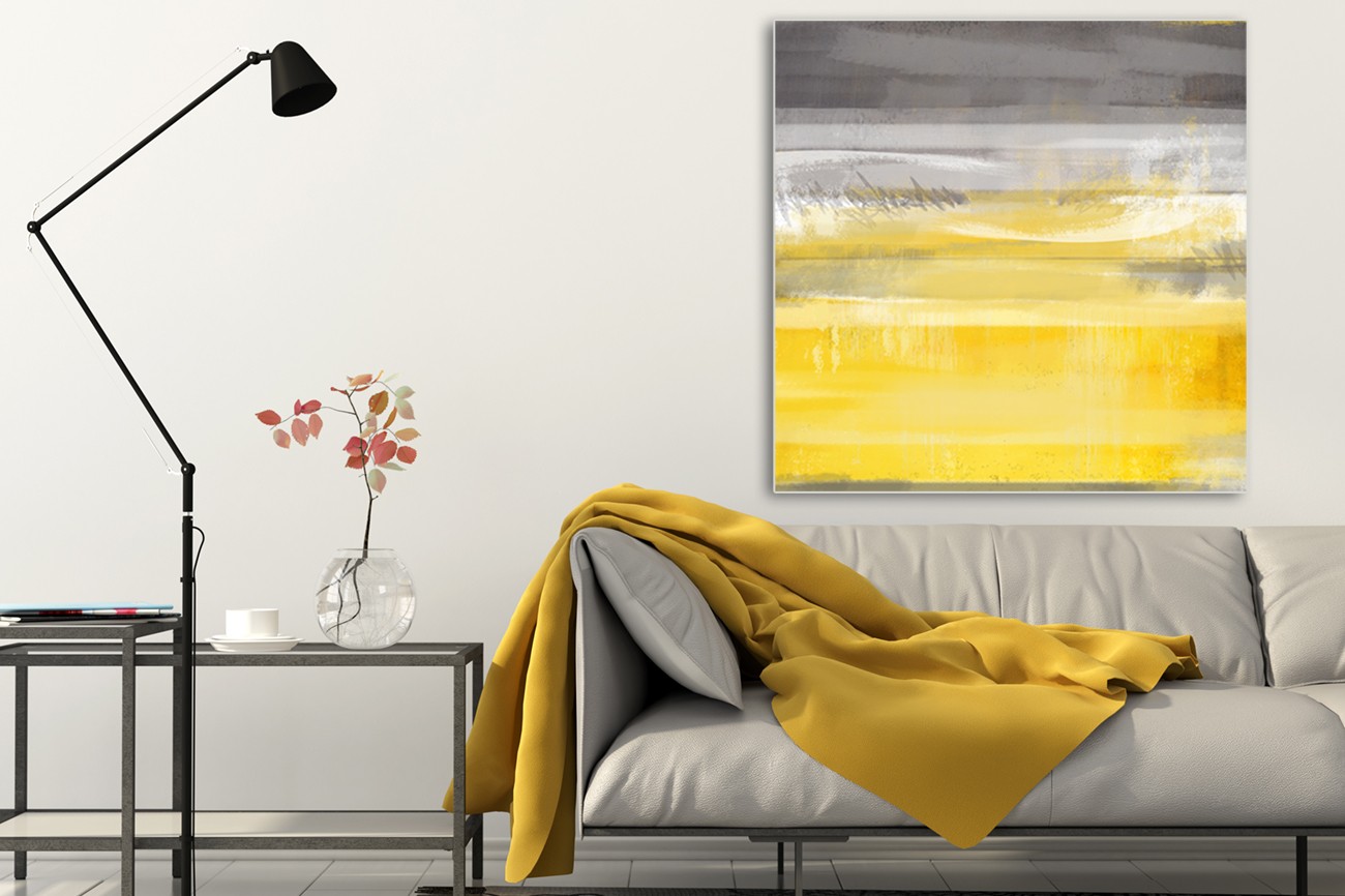 Overlopend schilderij met de kleuren grijs, wit en geel van Cynthia Alvarez met als titel Golden glow II op textieldoek.