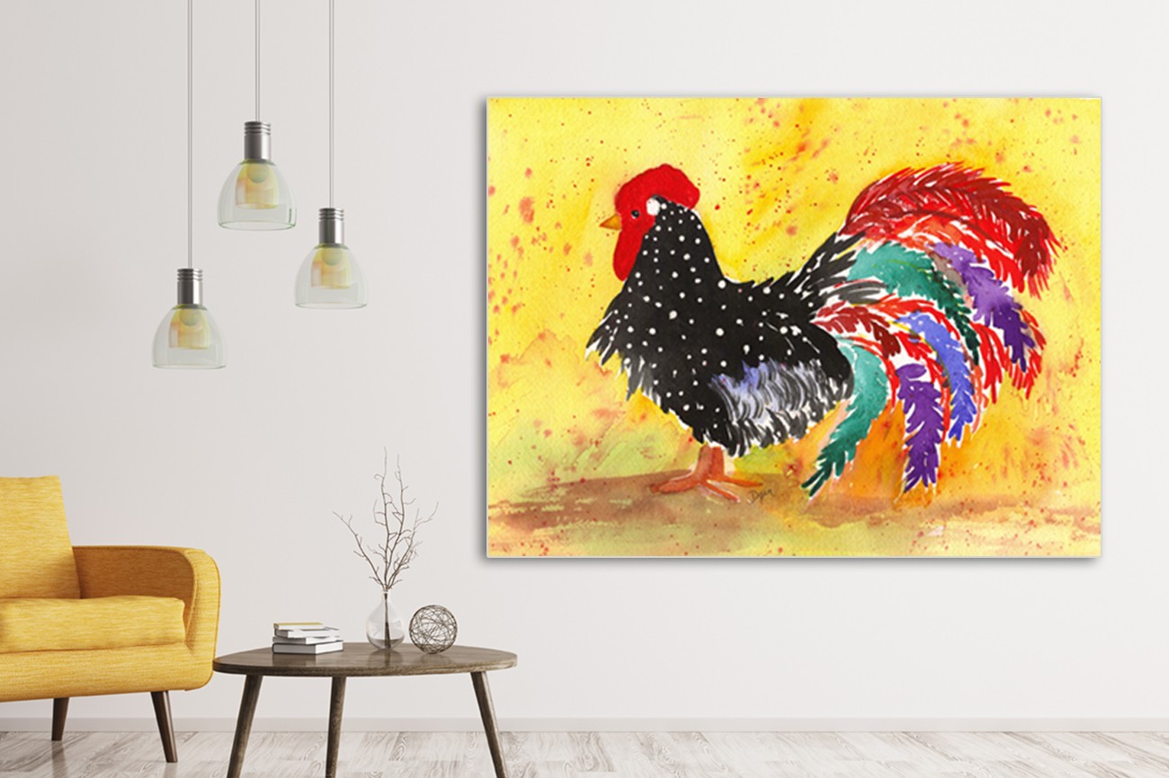 ​Indrukwennend schilderij van zwarte kip met verschillende kleuren veren en een gele achtergrond van Beverly Dyer met als titel Farm house rooster I op textieldoek.
