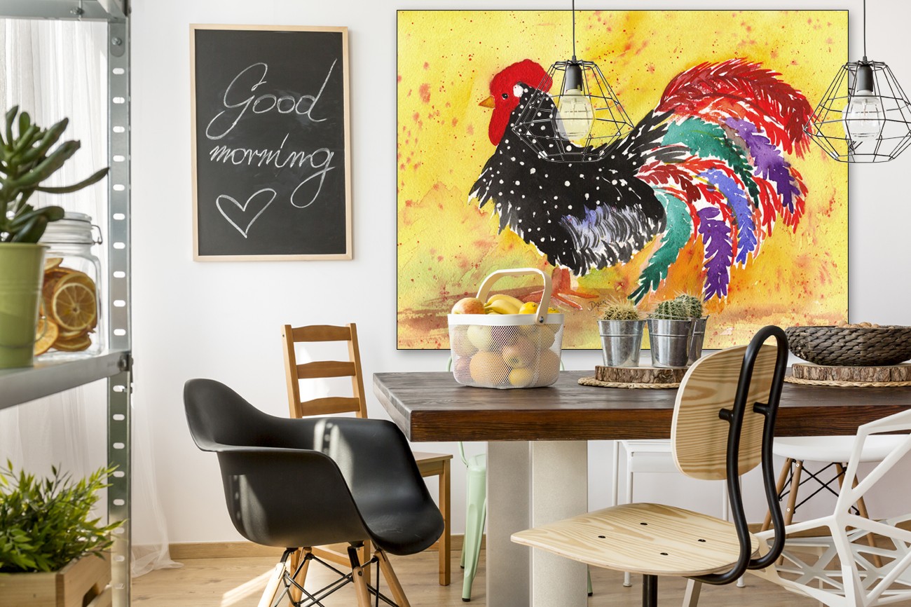 Indrukwennend schilderij van zwarte kip met verschillende kleuren veren en een gele achtergrond van Beverly Dyer met als titel Farm house rooster I op textieldoek.
