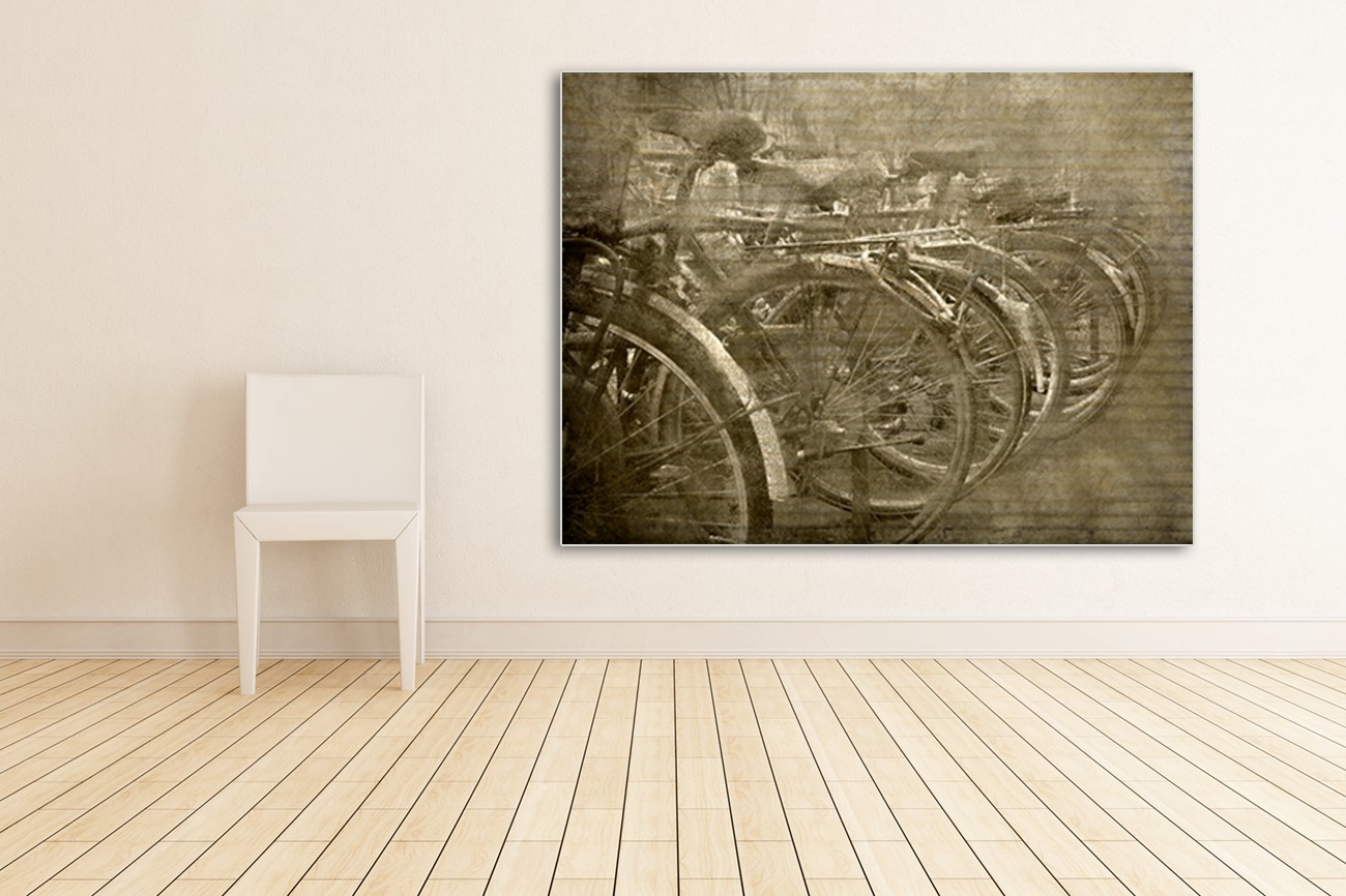 Vervaagde fietsen in het grijs van Kimberly Allen met als titel Bicycles op textieldoek.