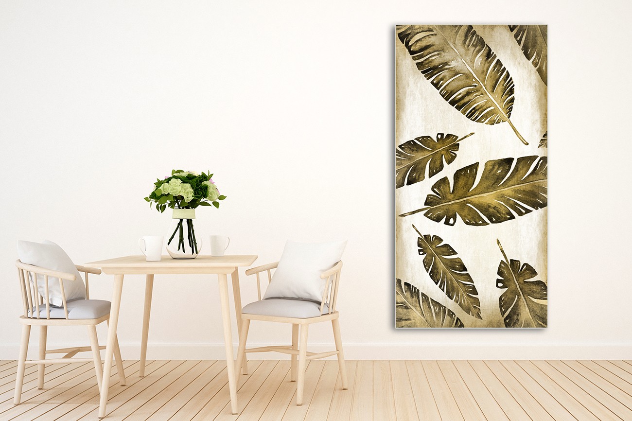 Langwerpig schilderij met verschillende grootte palmboomblaadjes van Kimberly Allen met als titel Palm panel 1 op textieldoek