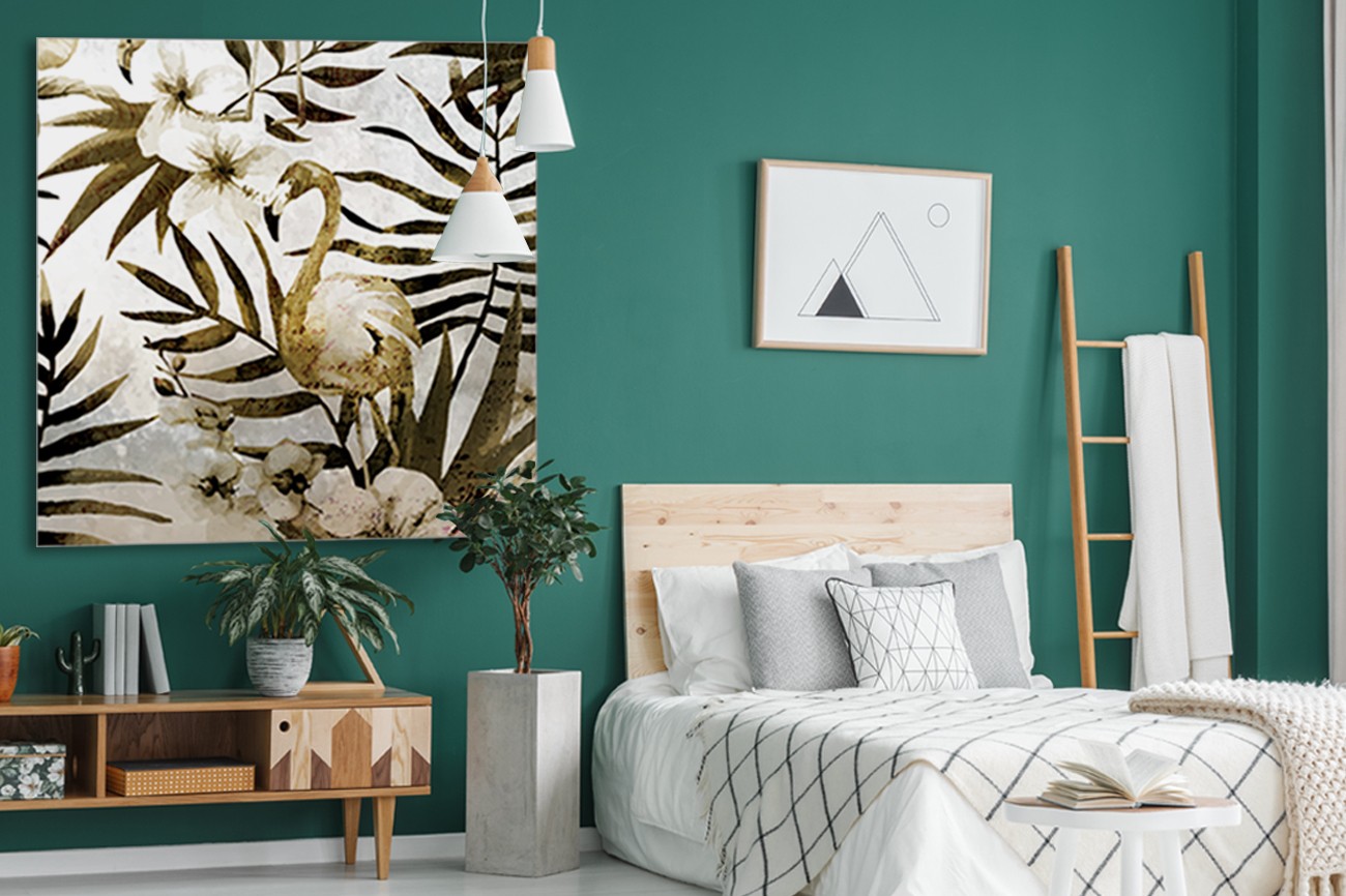 Flamingo in de natuur met mooie bladern van palmbomen van Kimberly Allen met als titel Birds of paradise 1 op textieldoek.