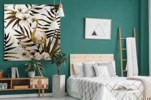 Flamingo in de natuur met mooie bladern van palmbomen van Kimberly Allen met als titel Birds of paradise 1 op textieldoek.